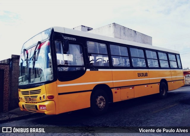 Escolares 1600 na cidade de Itaúna, Minas Gerais, Brasil, por Vicente de Paulo Alves. Número da foto: #8519268.