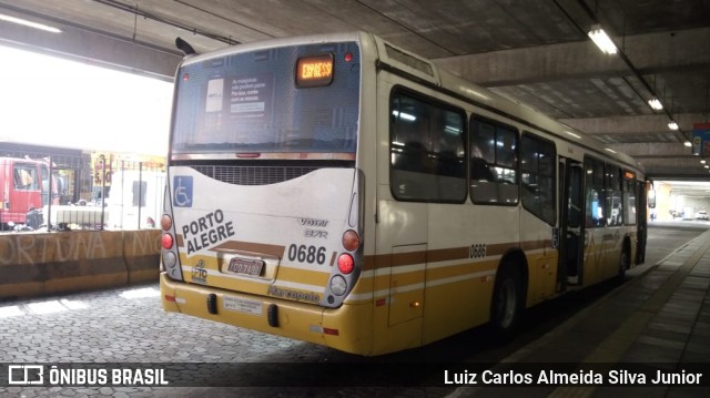 Companhia Carris Porto-Alegrense 0686 na cidade de Porto Alegre, Rio Grande do Sul, Brasil, por Luiz Carlos Almeida Silva Junior. Número da foto: #8526485.