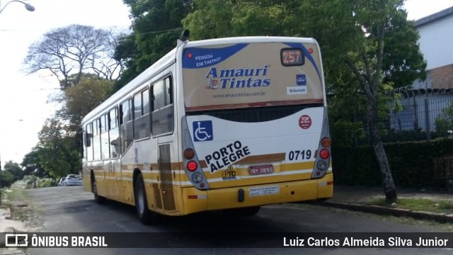 Companhia Carris Porto-Alegrense 0719 na cidade de Porto Alegre, Rio Grande do Sul, Brasil, por Luiz Carlos Almeida Silva Junior. Número da foto: #8526472.