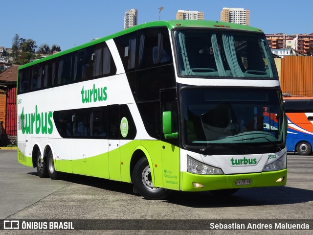 TurBus 2502 na cidade de Valparaíso, Valparaíso, Valparaíso, Chile, por Sebastian Andres Maluenda. Número da foto: #9360325.