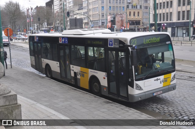 De Lijn 4895 na cidade de Antwerpen, Antwerp, Bélgica, por Donald Hudson. Número da foto: #9368356.