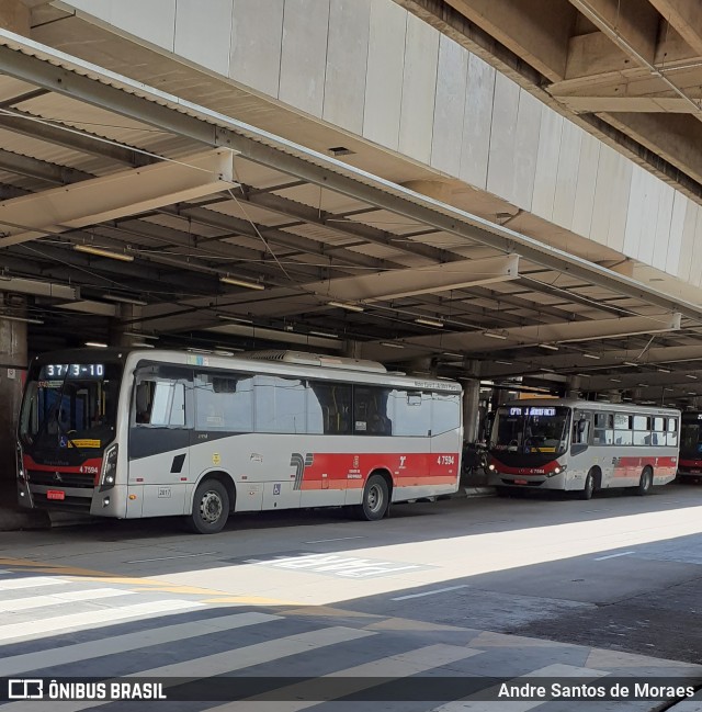 Pêssego Transportes 4 7594 na cidade de São Paulo, São Paulo, Brasil, por Andre Santos de Moraes. ID da foto: 9372248.