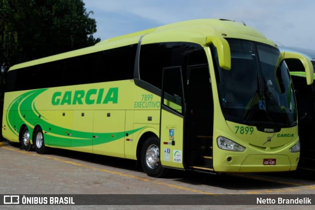 Viação Garcia 7899 na cidade de Curitiba, Paraná, Brasil, por Netto Brandelik. ID da foto: 9376001.