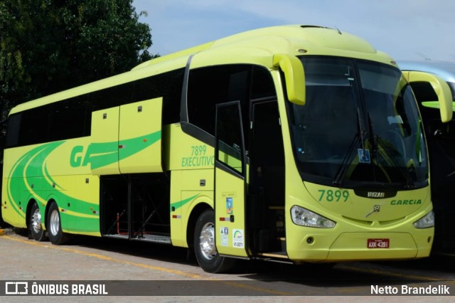 Viação Garcia 7899 na cidade de Curitiba, Paraná, Brasil, por Netto Brandelik. ID da foto: 9375998.