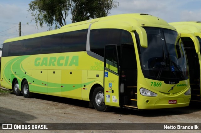 Viação Garcia 7869 na cidade de Curitiba, Paraná, Brasil, por Netto Brandelik. Número da foto: #9376038.