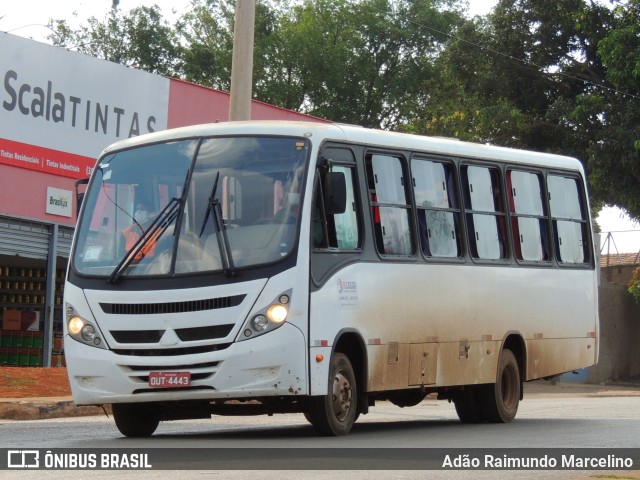 Ônibus Particulares 4443 na cidade de Paracatu, Minas Gerais, Brasil, por Adão Raimundo Marcelino. Número da foto: #9394260.