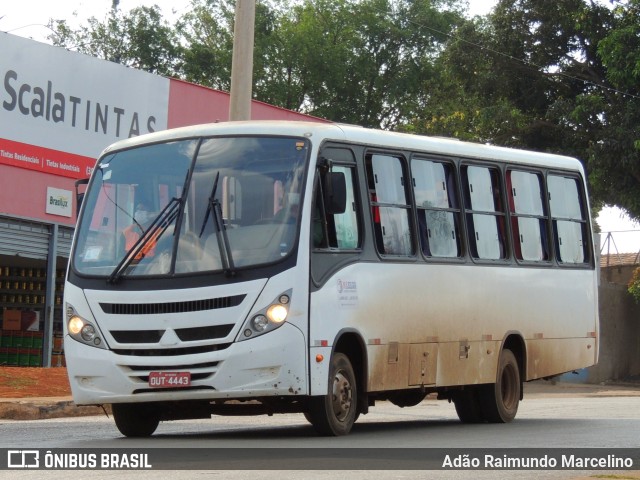 Ônibus Particulares 4443 na cidade de Paracatu, Minas Gerais, Brasil, por Adão Raimundo Marcelino. ID da foto: 9394260.