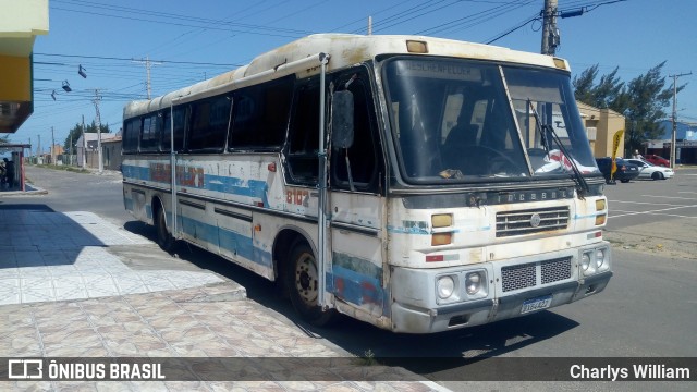 Ônibus Particulares 8102 na cidade de Palmares do Sul, Rio Grande do Sul, Brasil, por Charlys William. Número da foto: #9396140.
