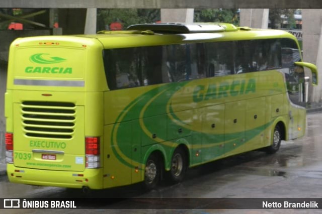 Viação Garcia 7039 na cidade de Curitiba, Paraná, Brasil, por Netto Brandelik. Número da foto: #9400314.
