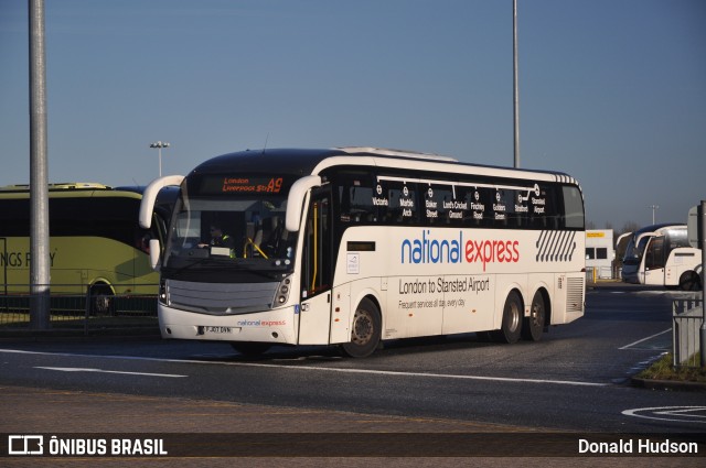 National Express SC07 na cidade de Bishop's Stortford, Hertfordshire, Inglaterra, por Donald Hudson. Número da foto: #9418413.