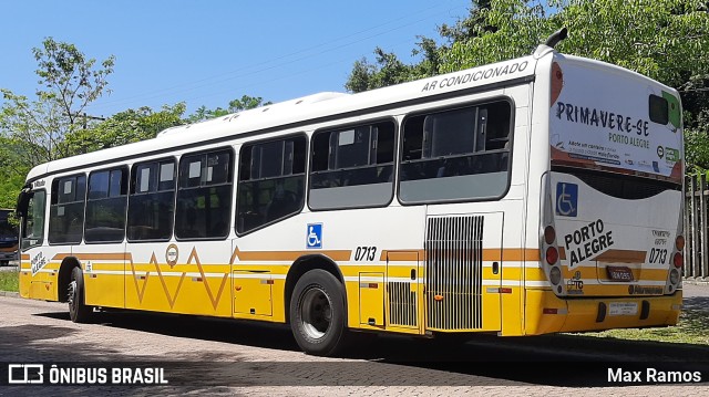 Companhia Carris Porto-Alegrense 0713 na cidade de Porto Alegre, Rio Grande do Sul, Brasil, por Max Ramos. Número da foto: #9420040.