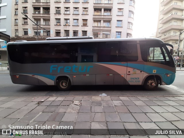 Fretur Fretamento e Turismo 320 na cidade de Porto Alegre, Rio Grande do Sul, Brasil, por JULIO SILVA. Número da foto: #9427356.
