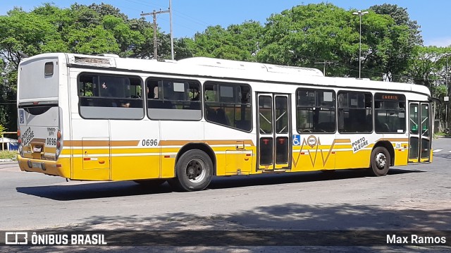 Companhia Carris Porto-Alegrense 0696 na cidade de Porto Alegre, Rio Grande do Sul, Brasil, por Max Ramos. Número da foto: #9425039.