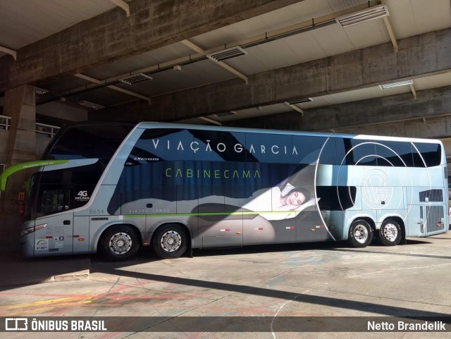 Viação Garcia 8654 na cidade de Curitiba, Paraná, Brasil, por Netto Brandelik. ID da foto: 9467756.