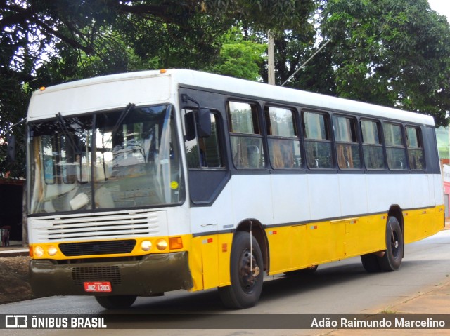 Ônibus Particulares 1203 na cidade de Paracatu, Minas Gerais, Brasil, por Adão Raimundo Marcelino. Número da foto: #9480105.