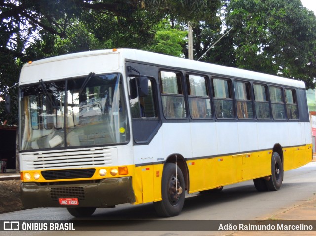 Ônibus Particulares 1203 na cidade de Paracatu, Minas Gerais, Brasil, por Adão Raimundo Marcelino. ID da foto: 9480105.