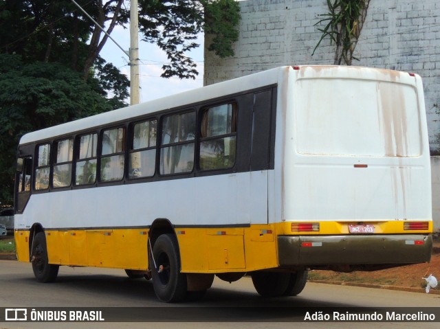 Ônibus Particulares 1203 na cidade de Paracatu, Minas Gerais, Brasil, por Adão Raimundo Marcelino. Número da foto: #9480113.