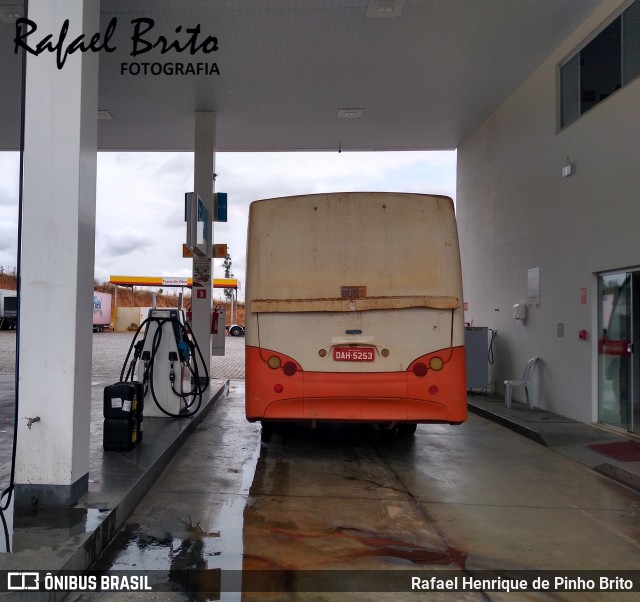 Ônibus Particulares 5253 na cidade de Salinas, Minas Gerais, Brasil, por Rafael Henrique de Pinho Brito. Número da foto: #9480084.