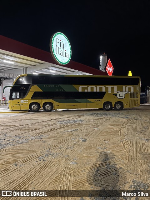 Empresa Gontijo de Transportes 25015 na cidade de São Sebastião da Bela Vista, Minas Gerais, Brasil, por Marco Silva. Número da foto: #9514493.