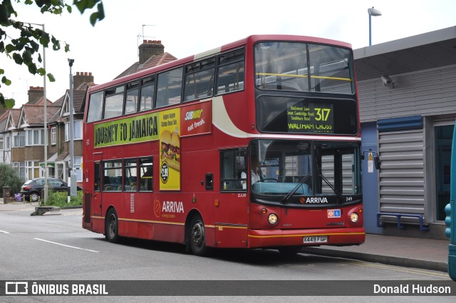Arriva DLA249 na cidade de Waltham Cross, Hertfordshire, Inglaterra, por Donald Hudson. Número da foto: #9440335.