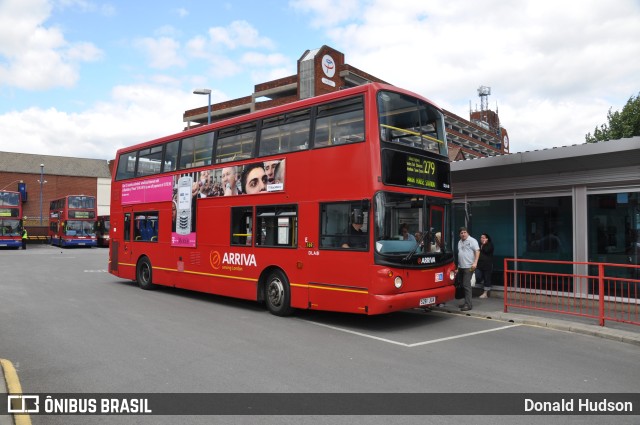 Arriva DLA81 na cidade de Waltham Cross, Hertfordshire, Inglaterra, por Donald Hudson. ID da foto: 9440324.