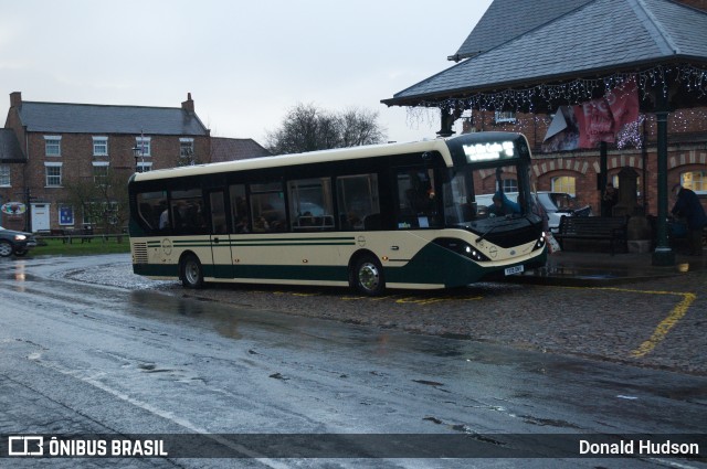Reliance Buses 16 na cidade de Easingwold, North Yorkshire, Inglaterra, por Donald Hudson. Número da foto: #9538783.