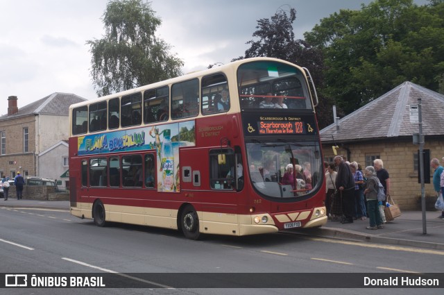 East Yorkshire Motor Services 742 na cidade de Pickering, North Yorkshire, Inglaterra, por Donald Hudson. Número da foto: #9538700.