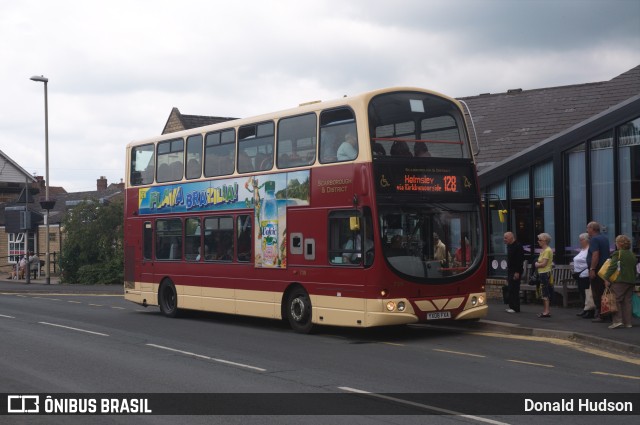 East Yorkshire Motor Services 739 na cidade de Pickering, North Yorkshire, Inglaterra, por Donald Hudson. Número da foto: #9538662.