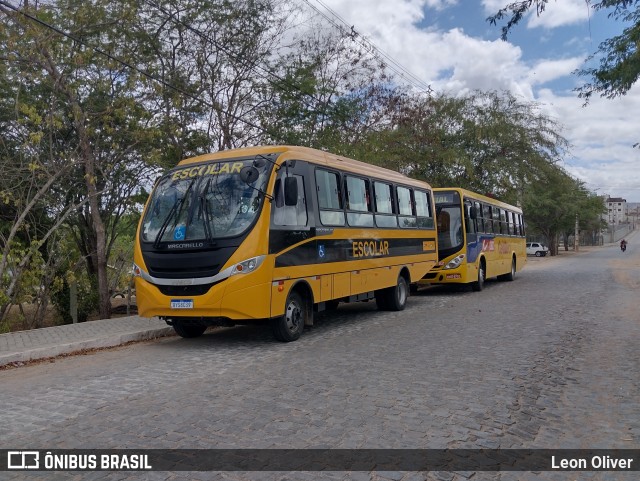 Escolares 8C39 na cidade de Caruaru, Pernambuco, Brasil, por Leon Oliver. Número da foto: #9538334.