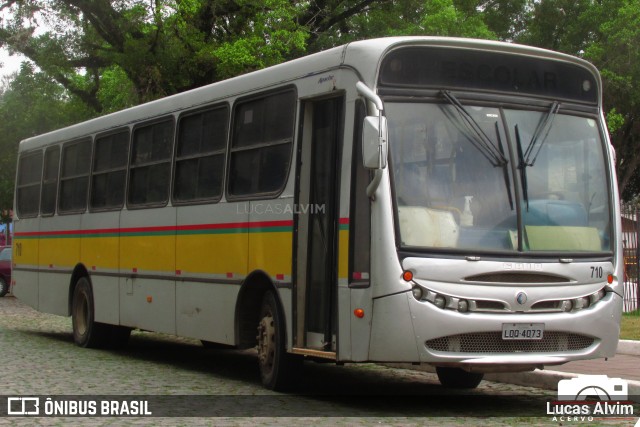 Ônibus Particulares 710 na cidade de Bananal, São Paulo, Brasil, por Lucas Alvim. Número da foto: #9548117.