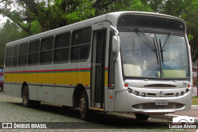 Ônibus Particulares 710 na cidade de Bananal, São Paulo, Brasil, por Lucas Alvim. ID da foto: 9548117.