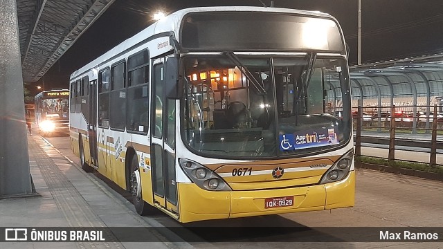 Companhia Carris Porto-Alegrense 0671 na cidade de Porto Alegre, Rio Grande do Sul, Brasil, por Max Ramos. Número da foto: #9578216.