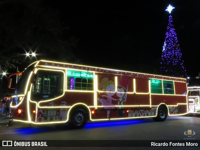 Ônibus Particulares PAPAI NOEL na cidade de Guaratuba, Paraná, Brasil, por Ricardo Fontes Moro. ID da foto: 9582851.