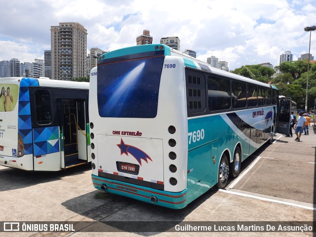 Ônibus Particulares 7690 na cidade de São Paulo, São Paulo, Brasil, por Guilherme Lucas Martins De Assunção. Número da foto: #9587006.