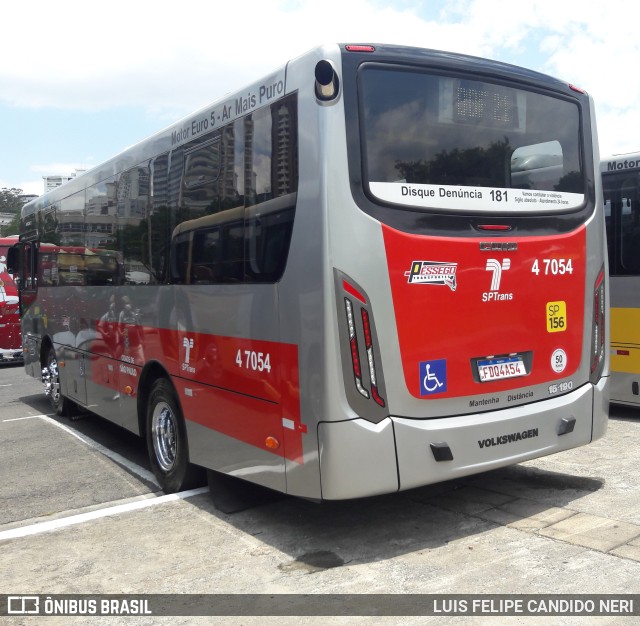 Pêssego Transportes 4 7054 na cidade de São Paulo, São Paulo, Brasil, por LUIS FELIPE CANDIDO NERI. Número da foto: #9592808.