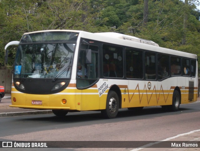 Companhia Carris Porto-Alegrense 0257 na cidade de Porto Alegre, Rio Grande do Sul, Brasil, por Max Ramos. Número da foto: #9593911.