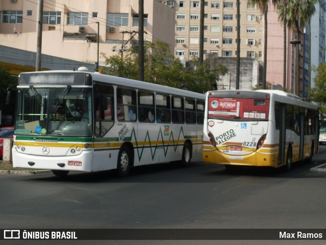 Companhia Carris Porto-Alegrense 0228 na cidade de Porto Alegre, Rio Grande do Sul, Brasil, por Max Ramos. Número da foto: #9593933.