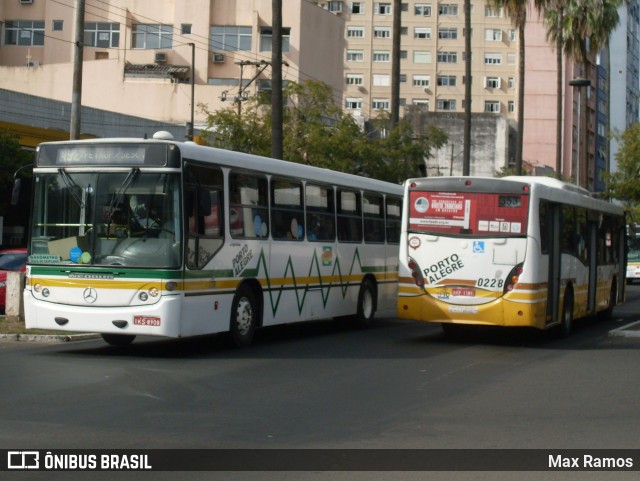 Companhia Carris Porto-Alegrense 0228 na cidade de Porto Alegre, Rio Grande do Sul, Brasil, por Max Ramos. ID da foto: 9593933.