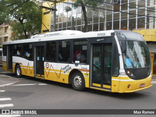 Companhia Carris Porto-Alegrense 0233 na cidade de Porto Alegre, Rio Grande do Sul, Brasil, por Max Ramos. ID da foto: 9596242.