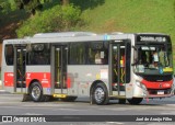 Pêssego Transportes 4 7054 na cidade de São Paulo, São Paulo, Brasil, por Joel de Araújo Filho. Número da foto: #:id.