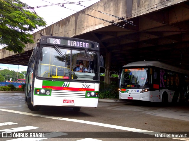 Metra - Sistema Metropolitano de Transporte 7061 na cidade de São Paulo, São Paulo, Brasil, por Gabriel Rievert. ID da foto: 8657204.