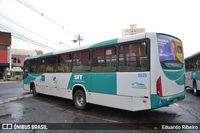 Viação Sorriso de Minas 5029 na cidade de Uberlândia, Minas Gerais, Brasil, por Eduardo Ribeiro. Número da foto: #8670417.