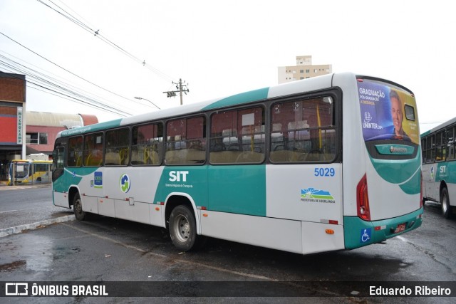 Viação Sorriso de Minas 5029 na cidade de Uberlândia, Minas Gerais, Brasil, por Eduardo Ribeiro. ID da foto: 8670417.