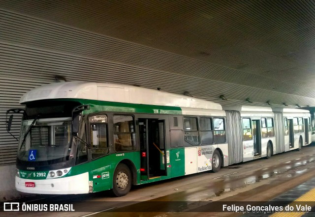 Via Sudeste Transportes S.A. 5 2992 na cidade de São Paulo, São Paulo, Brasil, por Felipe Goncalves do Vale. ID da foto: 8675167.