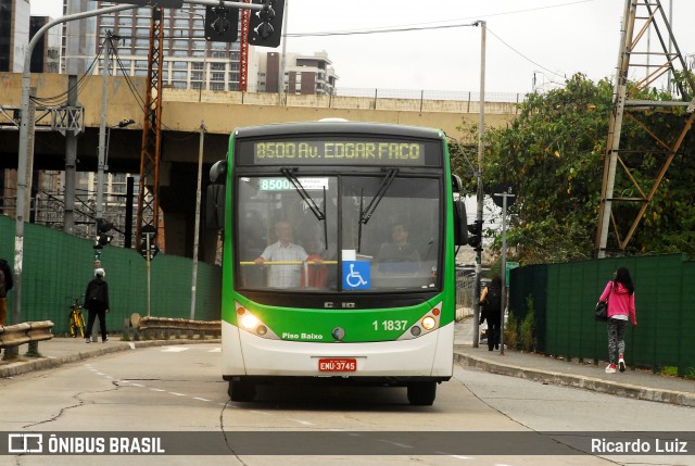 Viação Santa Brígida 1 1837 na cidade de São Paulo, São Paulo, Brasil, por Ricardo Luiz. ID da foto: 8632830.