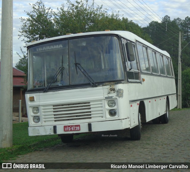 Ônibus Particulares 9739 na cidade de Rio Pardo, Rio Grande do Sul, Brasil, por Ricardo Manoel Limberger Carvalho. Número da foto: #8630584.
