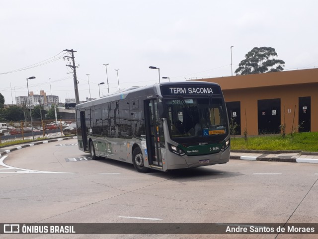 Via Sudeste Transportes S.A. 5 1414 na cidade de São Paulo, São Paulo, Brasil, por Andre Santos de Moraes. Número da foto: #8739737.