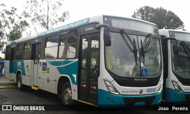 Viação Sorriso de Minas 45010 na cidade de Uberlândia, Minas Gerais, Brasil, por Joao   Pereira. ID da foto: 8698575.