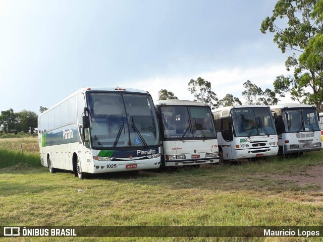 Planalto Transportes 1025 na cidade de Santiago, Rio Grande do Sul, Brasil, por Mauricio Lopes. ID da foto: 8751892.