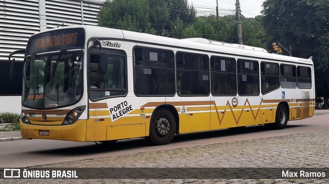Companhia Carris Porto-Alegrense 0671 na cidade de Porto Alegre, Rio Grande do Sul, Brasil, por Max Ramos. Número da foto: #8752374.